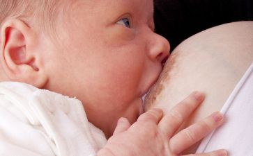 母乳喂养新生二胎需要喂水吗 如何正确控制水温